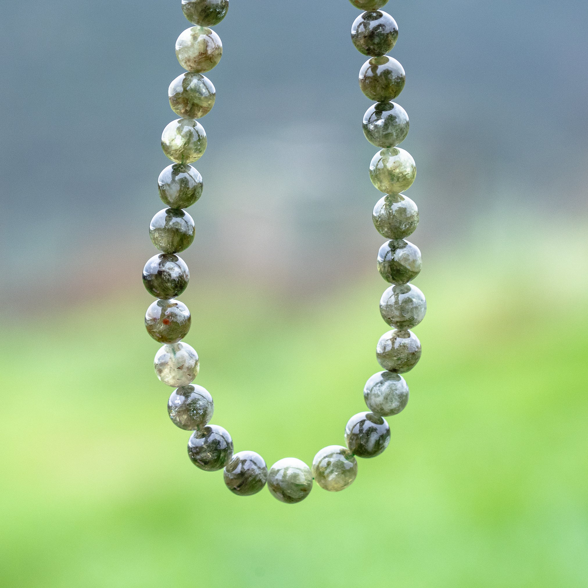 Perles rondes lisses de Lépidolite verte de 8,5 mm ( lot de 6 perles ou 1/2 rang de env 23 perles )