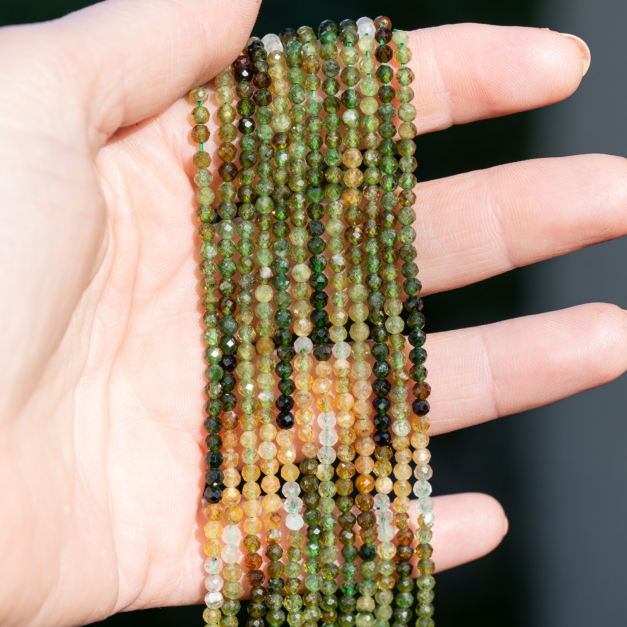 Perles rondes facettes de Tourmaline verte/marron de 3 mm ( 1/2 rang de env 62 perles )