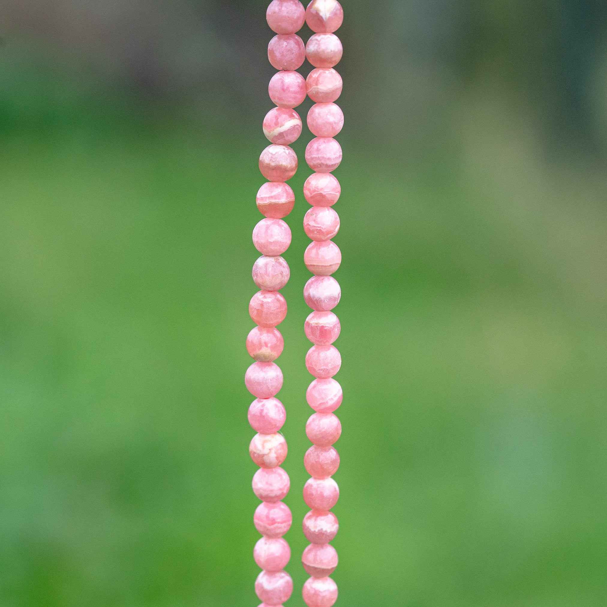 Perles rondes lisses de Rhodochrosite de 6 mm ( 1/2 rang de env 33/35 perles )