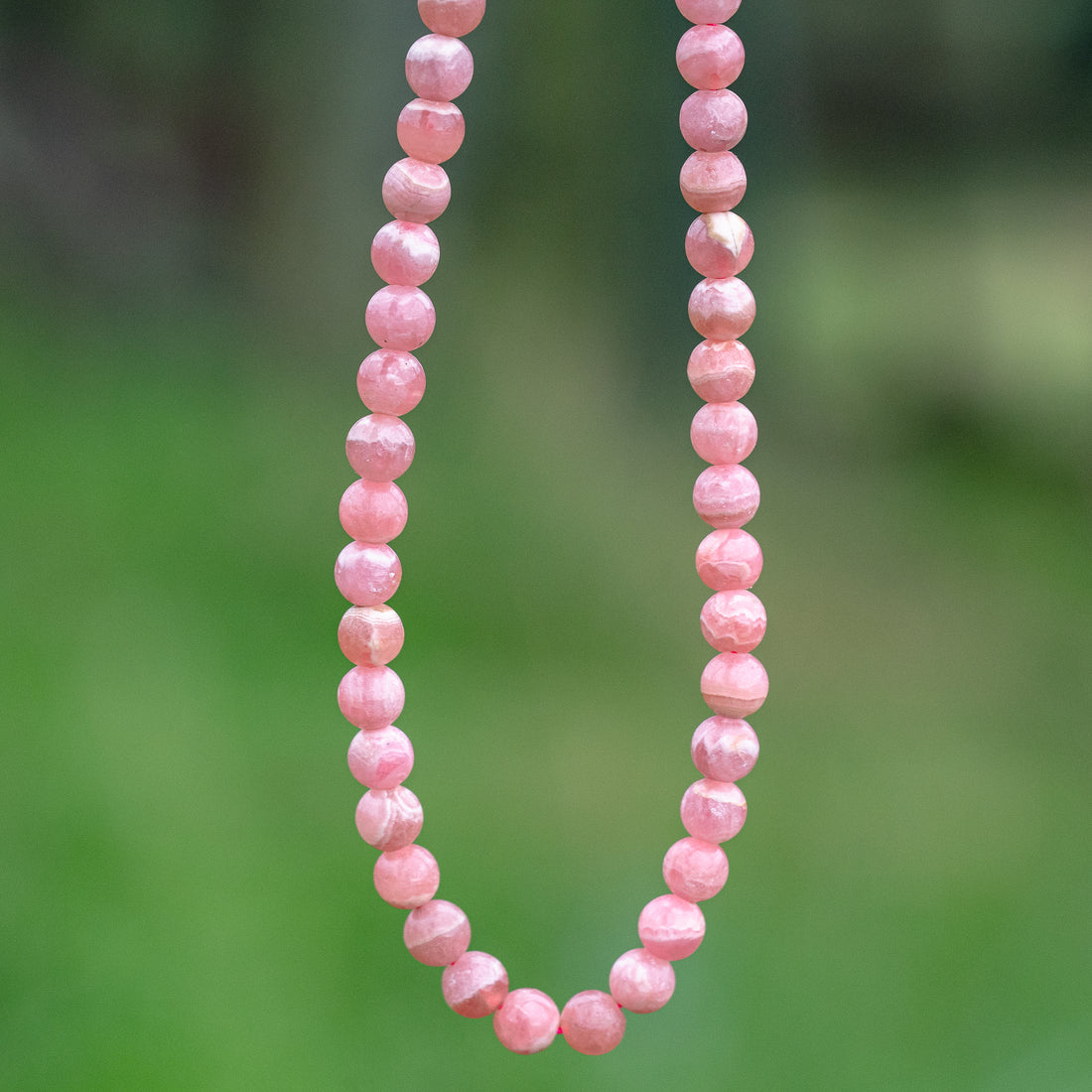Perles rondes lisses de Rhodochrosite de 6 mm ( 1/2 rang de env 33/35 perles )