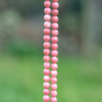 Perles rondes lisses de Thulite de 6 mm ( 1/2 rang de env 31/32 perles )
