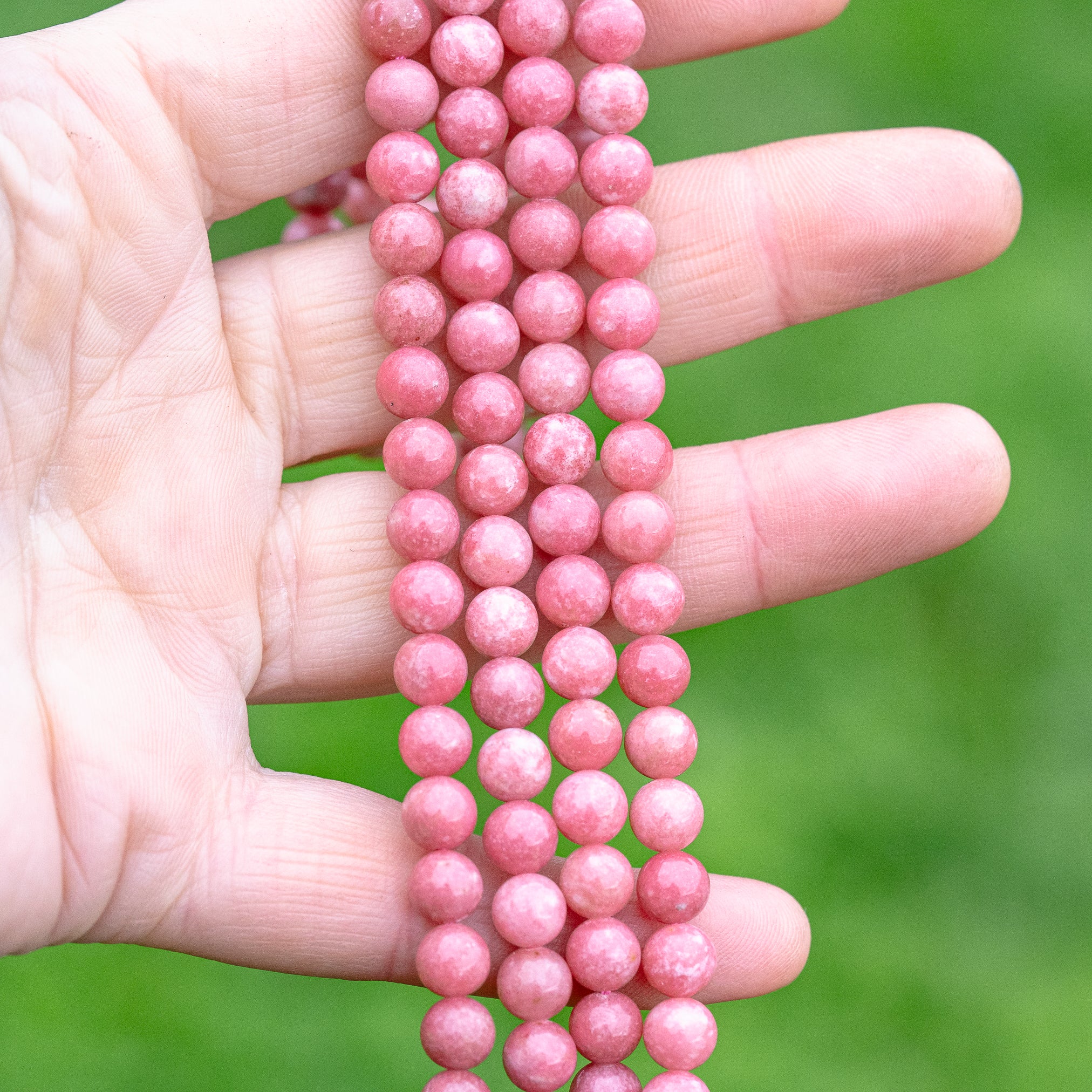 Perles rondes lisses de Thulite de 6,5 mm ( 1/2 rang de env 29/30 perles )