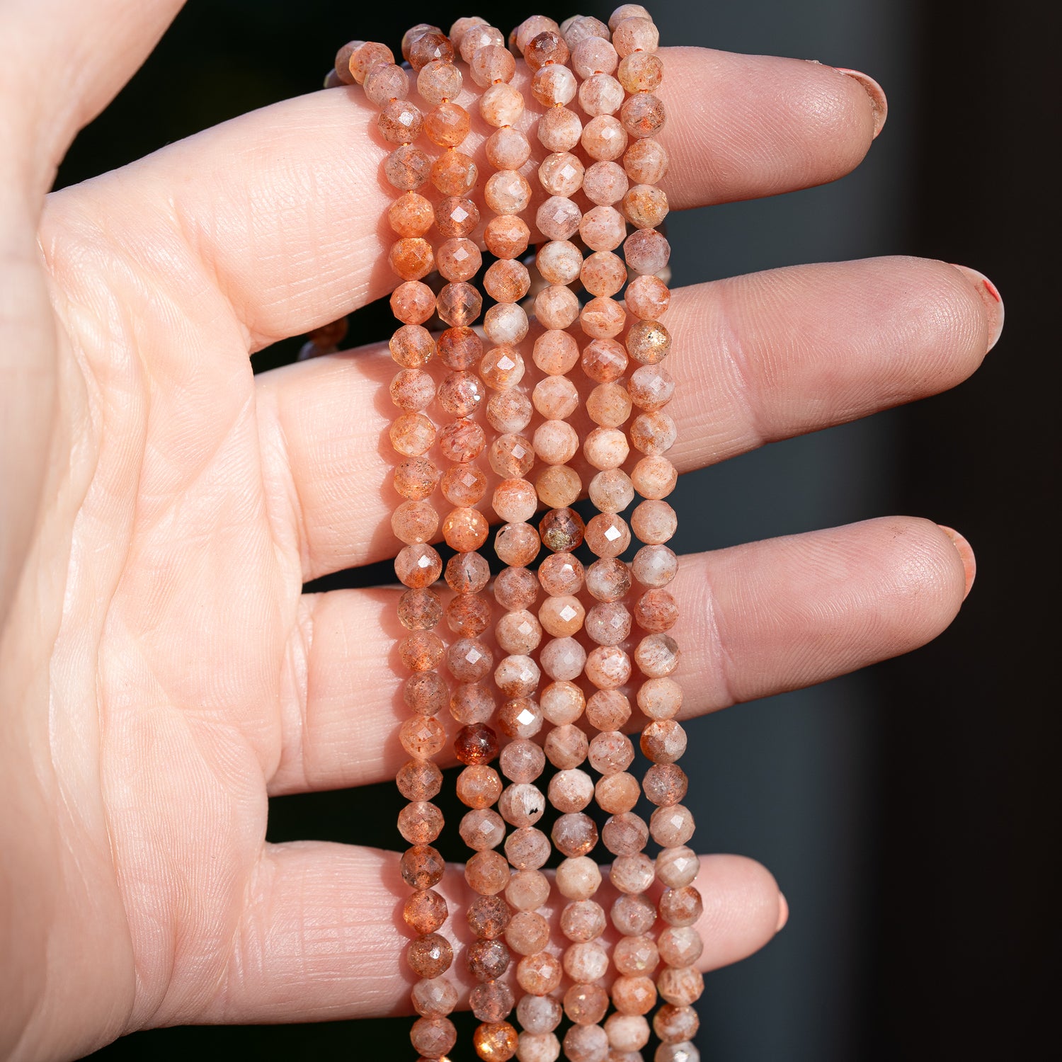 Perles rondes facettes de pierre de soleil de 4 mm ( rang de env 90 perles )