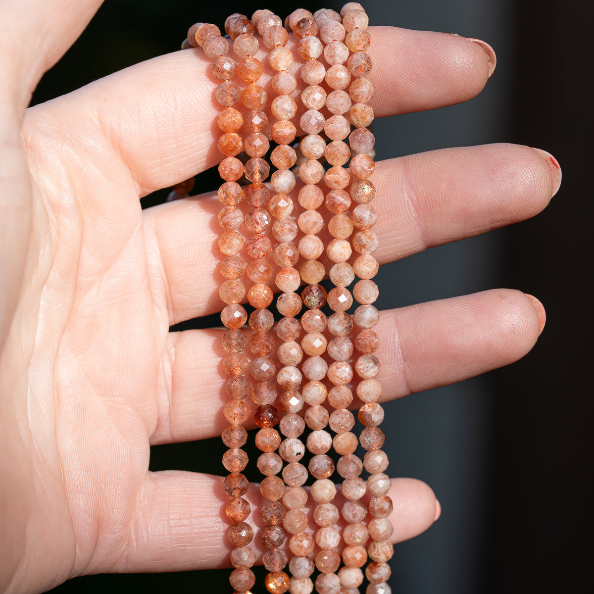 Perles rondes facettes de pierre de soleil de 4 mm ( rang de env 90 perles )