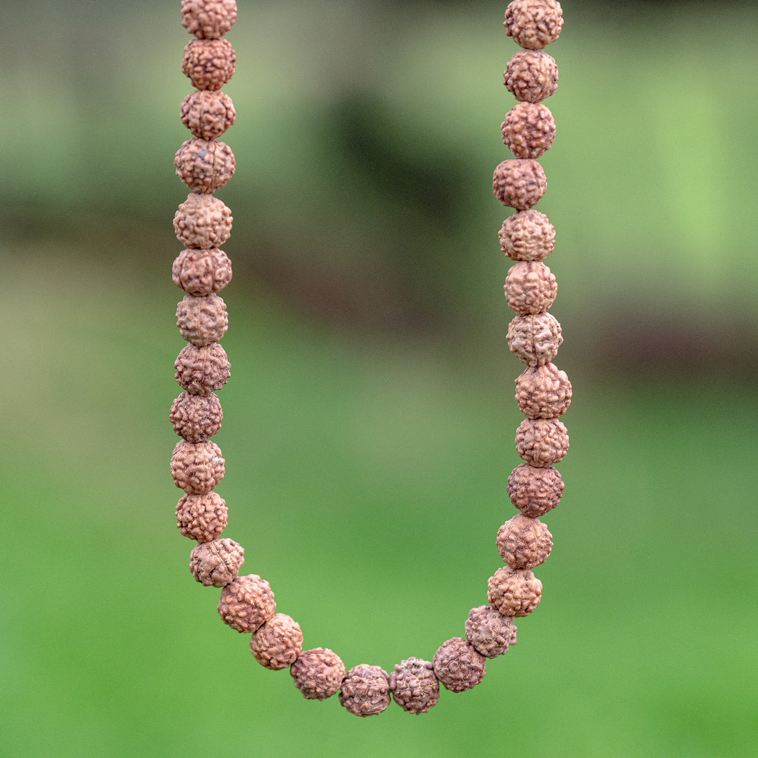 Perles graines Rudraksha rondes de env 6/7 mm ( brins de 108 perles et de env 66 cm  )