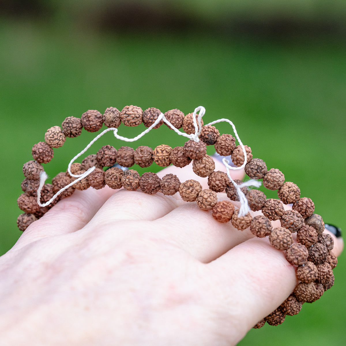 Perles graines Rudraksha rondes de env 6/7 mm ( brins de 108 perles et de env 66 cm  )