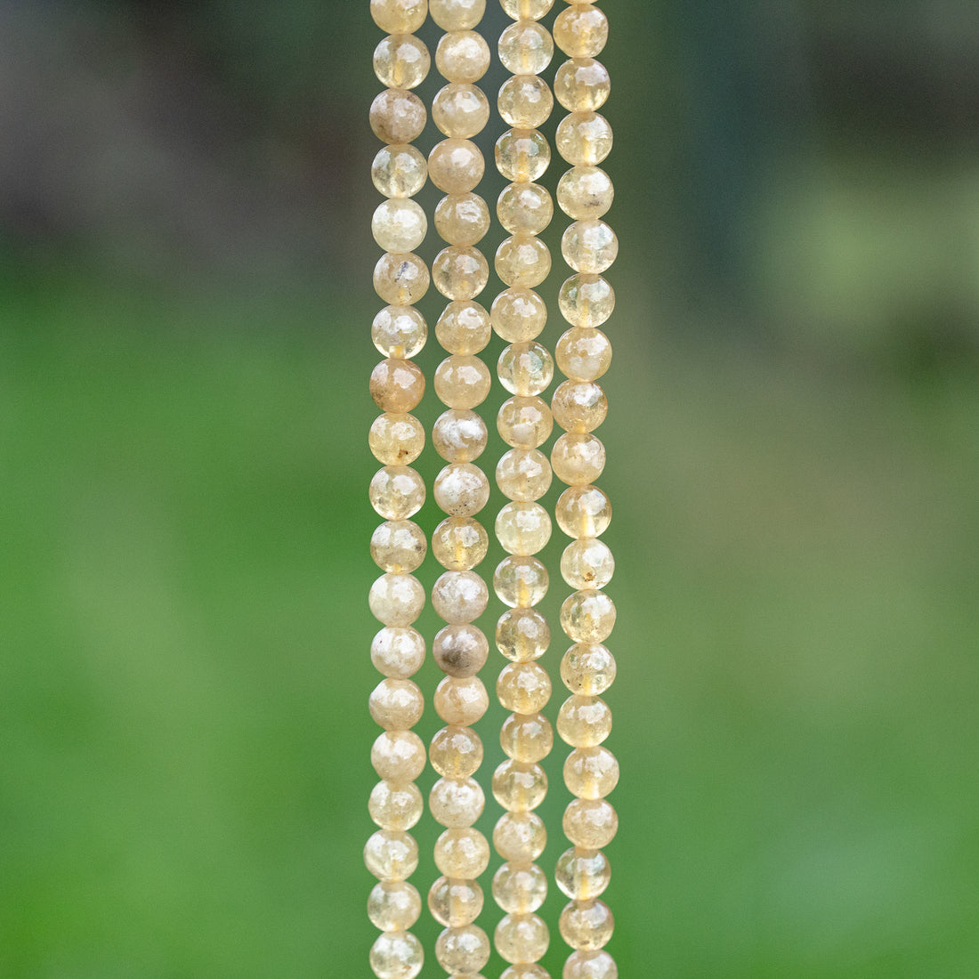 Perles rondes lisses de Grenat jaune de 5,8 mm ( 1/2 rang de env 35 perles )