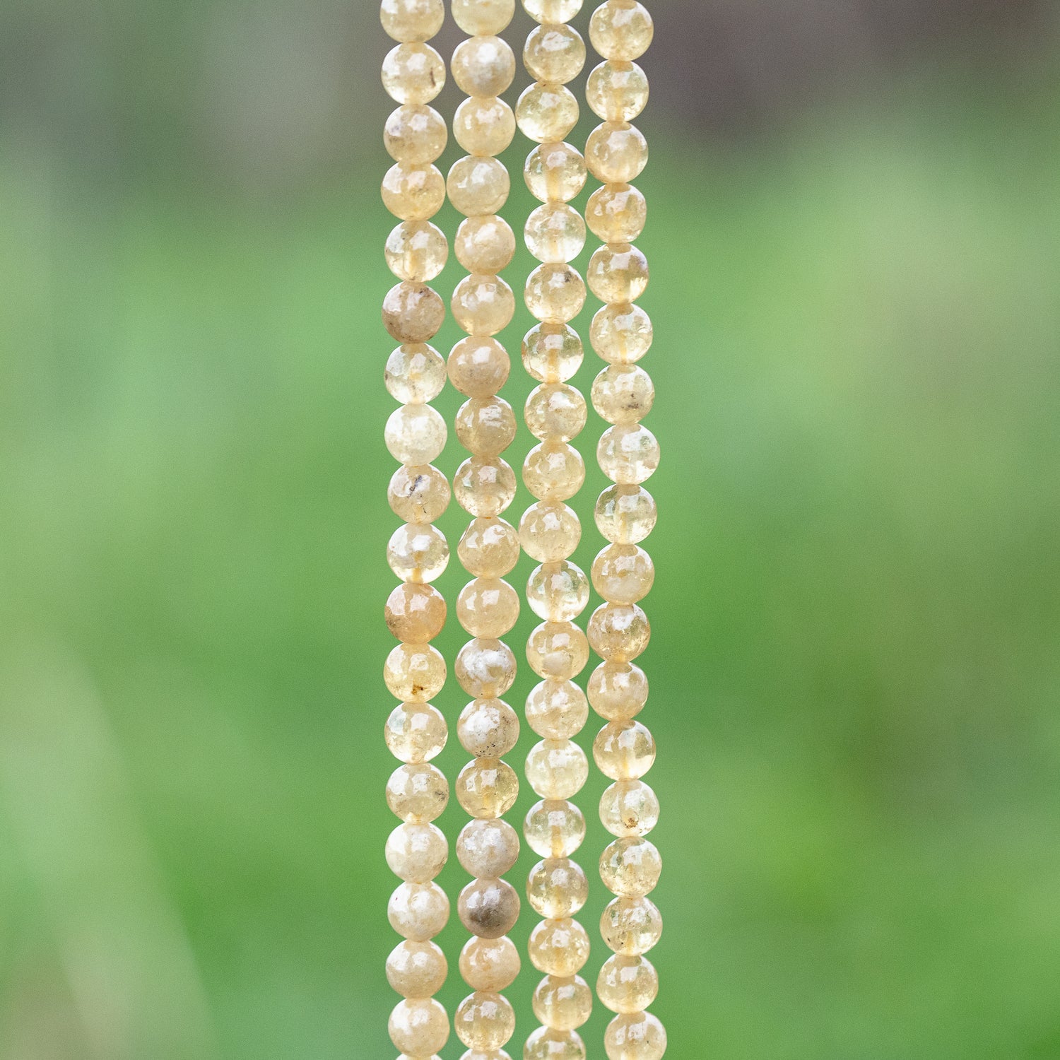 Perles rondes lisses de Grenat jaune de 5,8 mm ( 1/2 rang de env 35 perles )