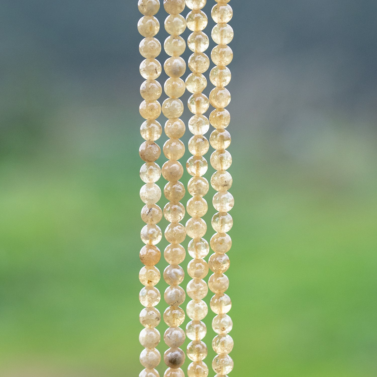 Perles rondes lisses de Grenat jaune de 5,8 mm ( 1/2 rang de env 35 perles )