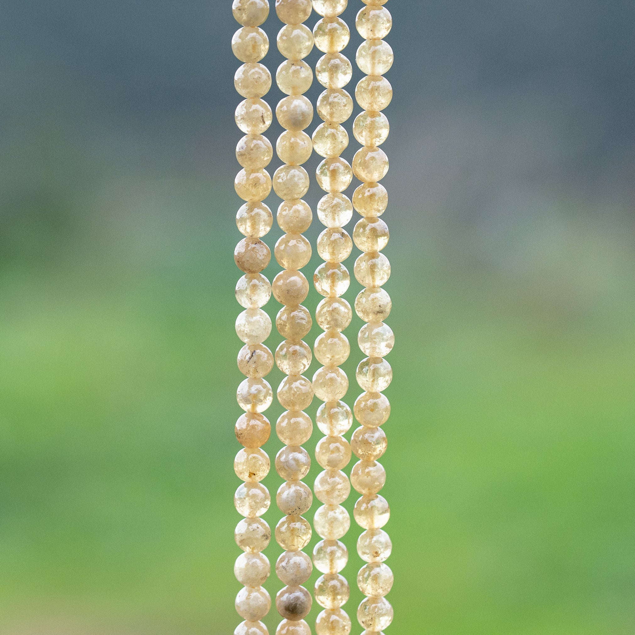 Perles rondes lisses de Grenat jaune de 5,8 mm ( 1/2 rang de env 35 perles )