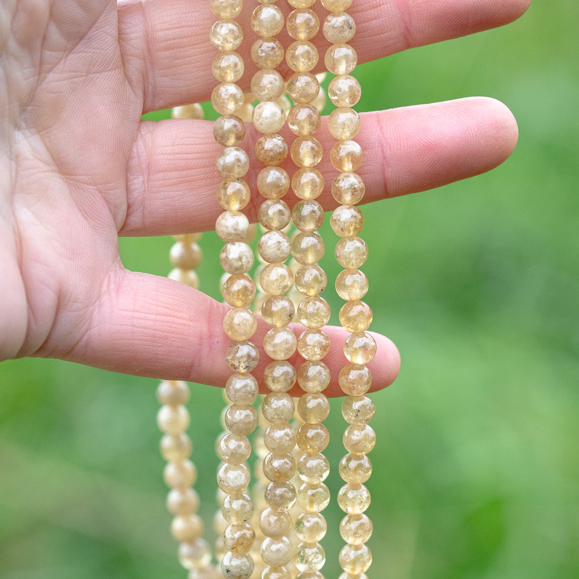 Perles rondes lisses de Grenat jaune de 5,8 mm ( 1/2 rang de env 35 perles )