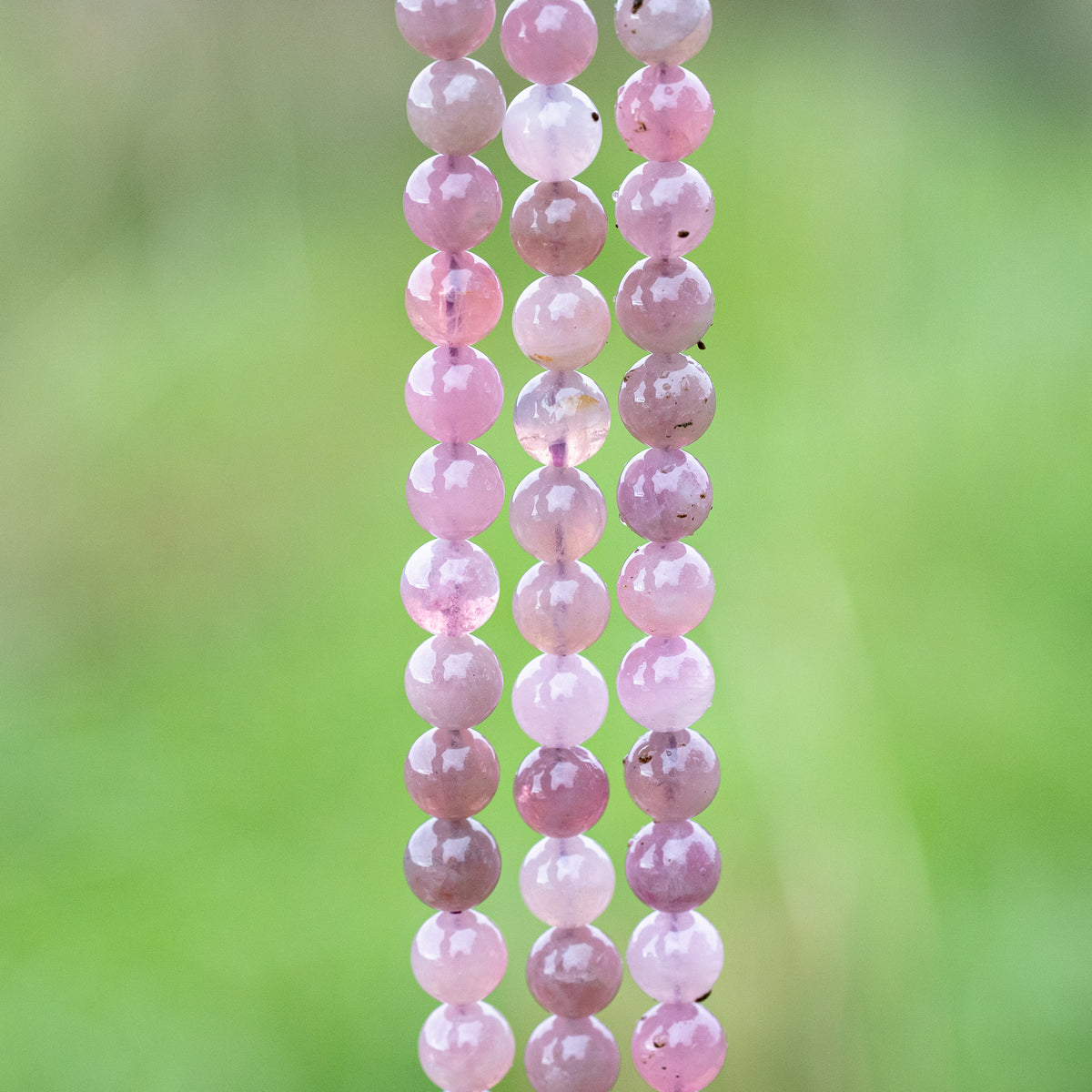 Perles rondes lisses de Quartz rose foncé de 8 mm ( 1/2 rang de env 23/24 perles )