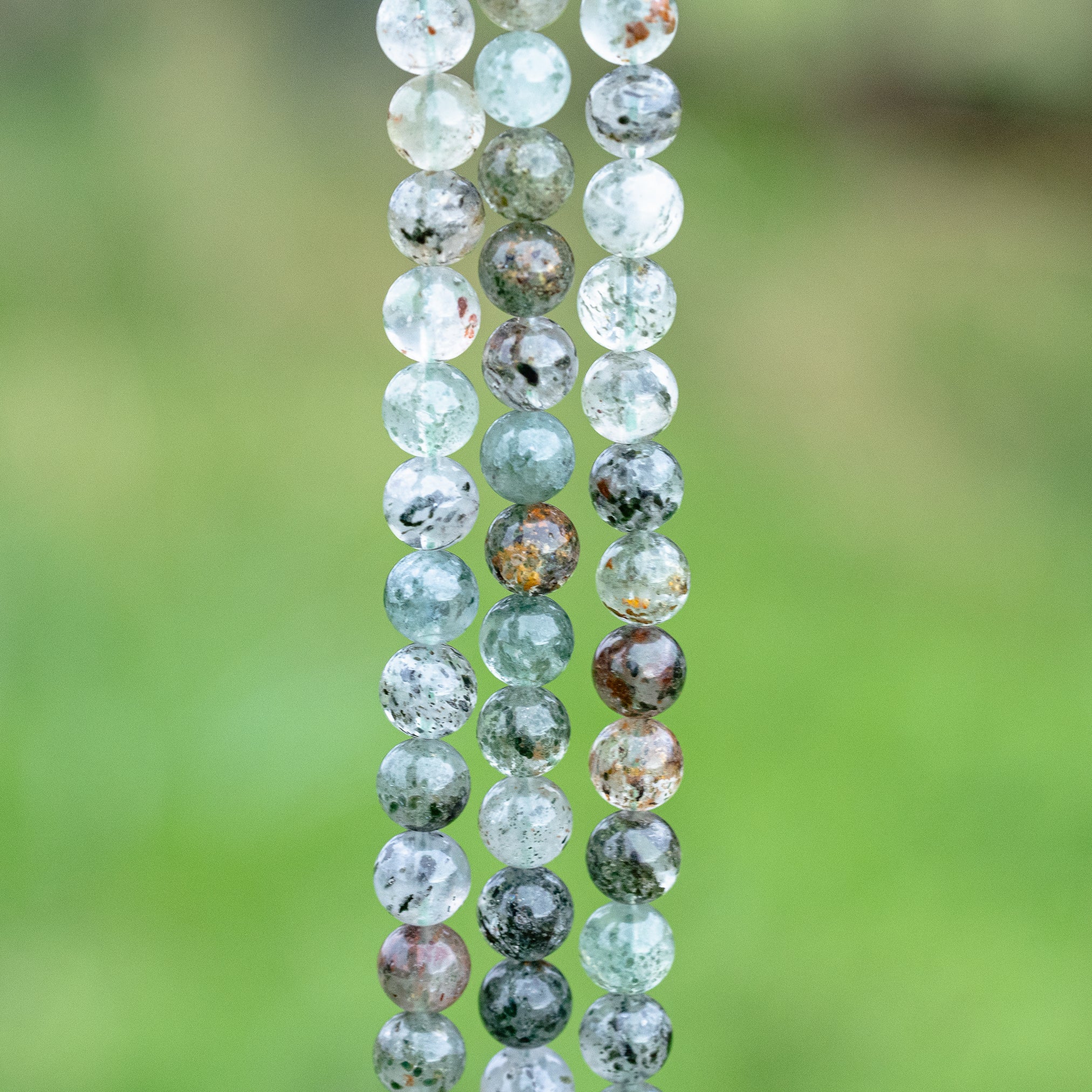 Perles rondes lisses de Quartz à inclusions vert de 8,5 mm ( 1/2 rang de env 23 perles )