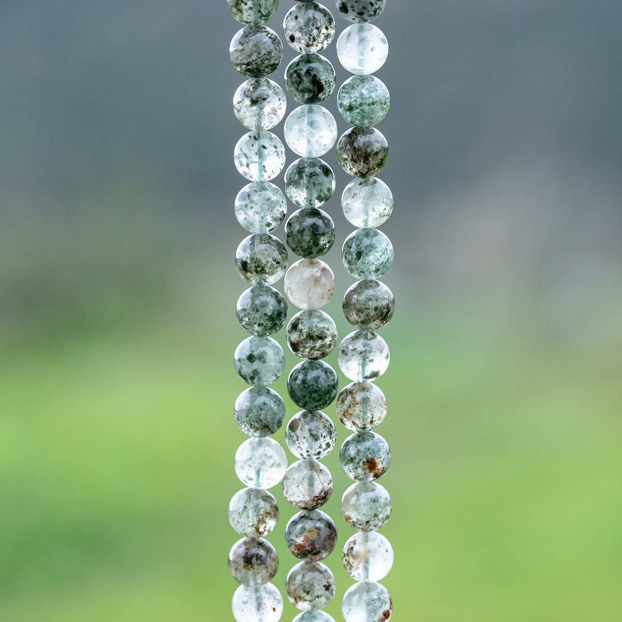 Perles rondes lisses de Quartz à inclusions vert de 8,5 mm ( 1/2 rang de env 23 perles )