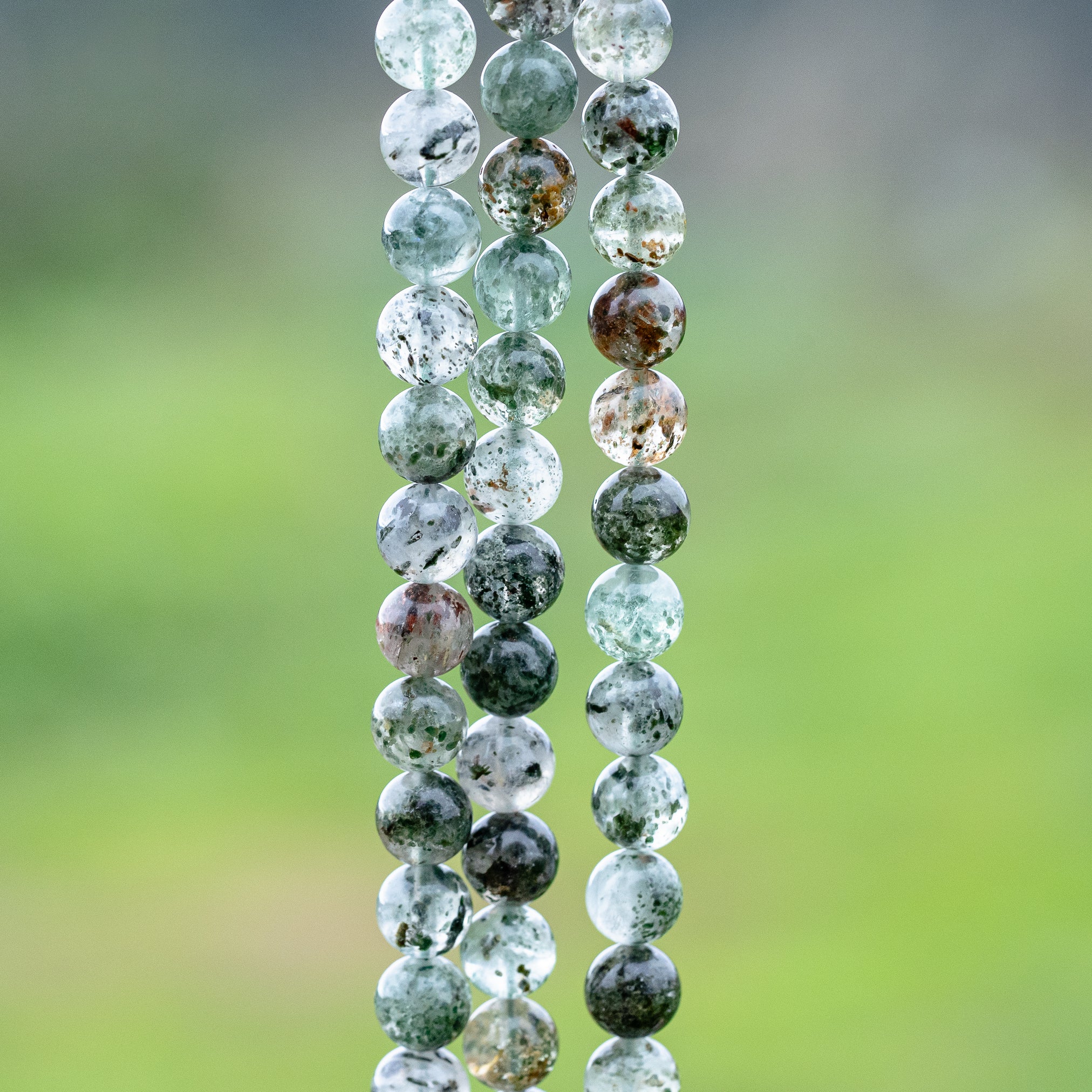 Perles rondes lisses de Quartz à inclusions vert de 8,5 mm ( 1/2 rang de env 23 perles )