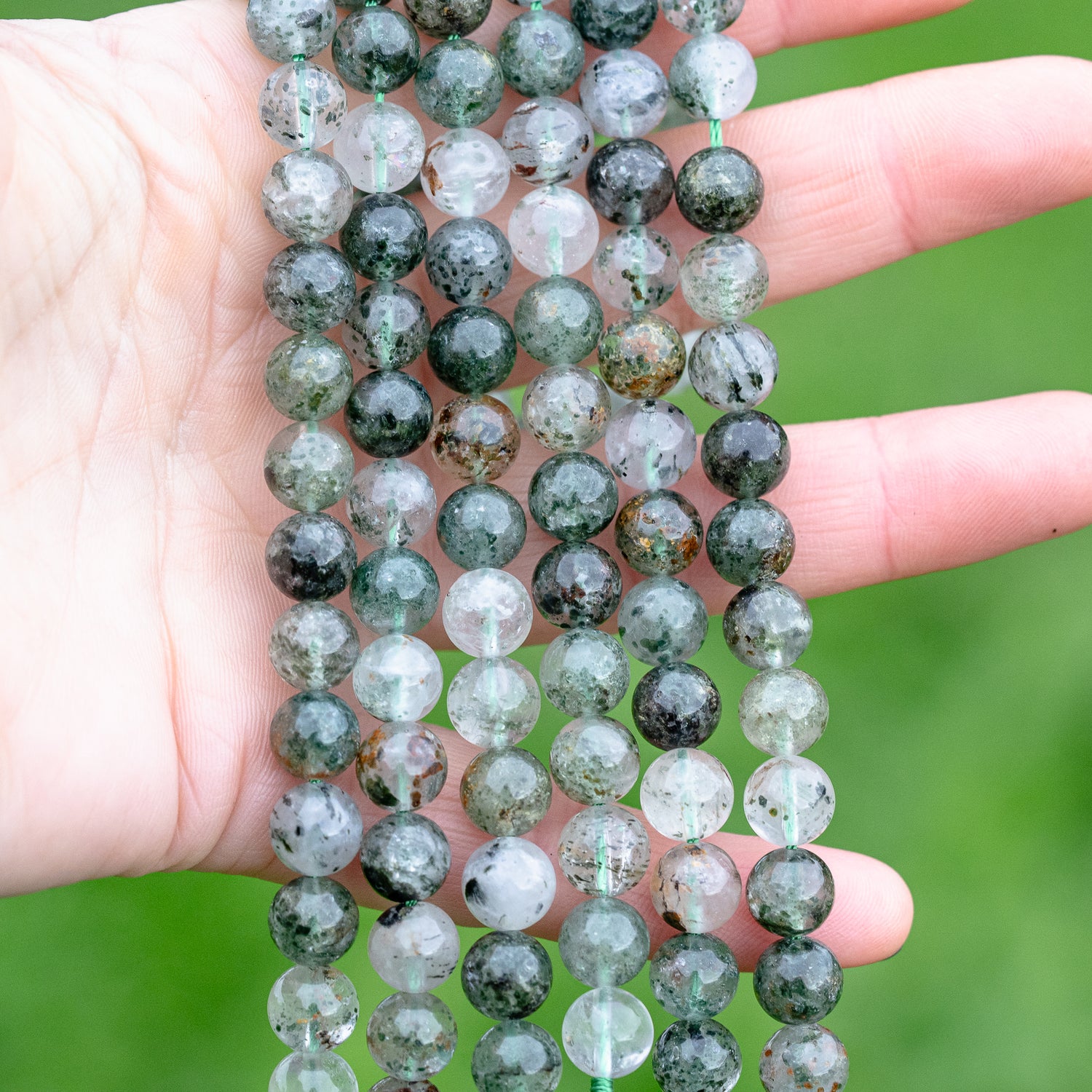 Perles rondes lisses de Quartz à inclusions vert de 8,5 mm ( 1/2 rang de env 23 perles )