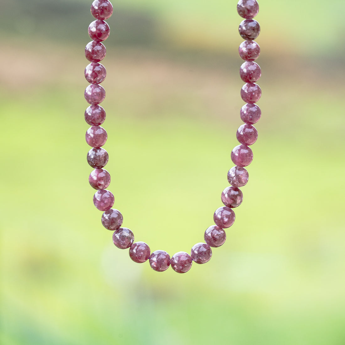 Perles rondes lisses de Lépidolite violet foncé grade a de 5,8 mm (  1/2 rang de env 35 perles )