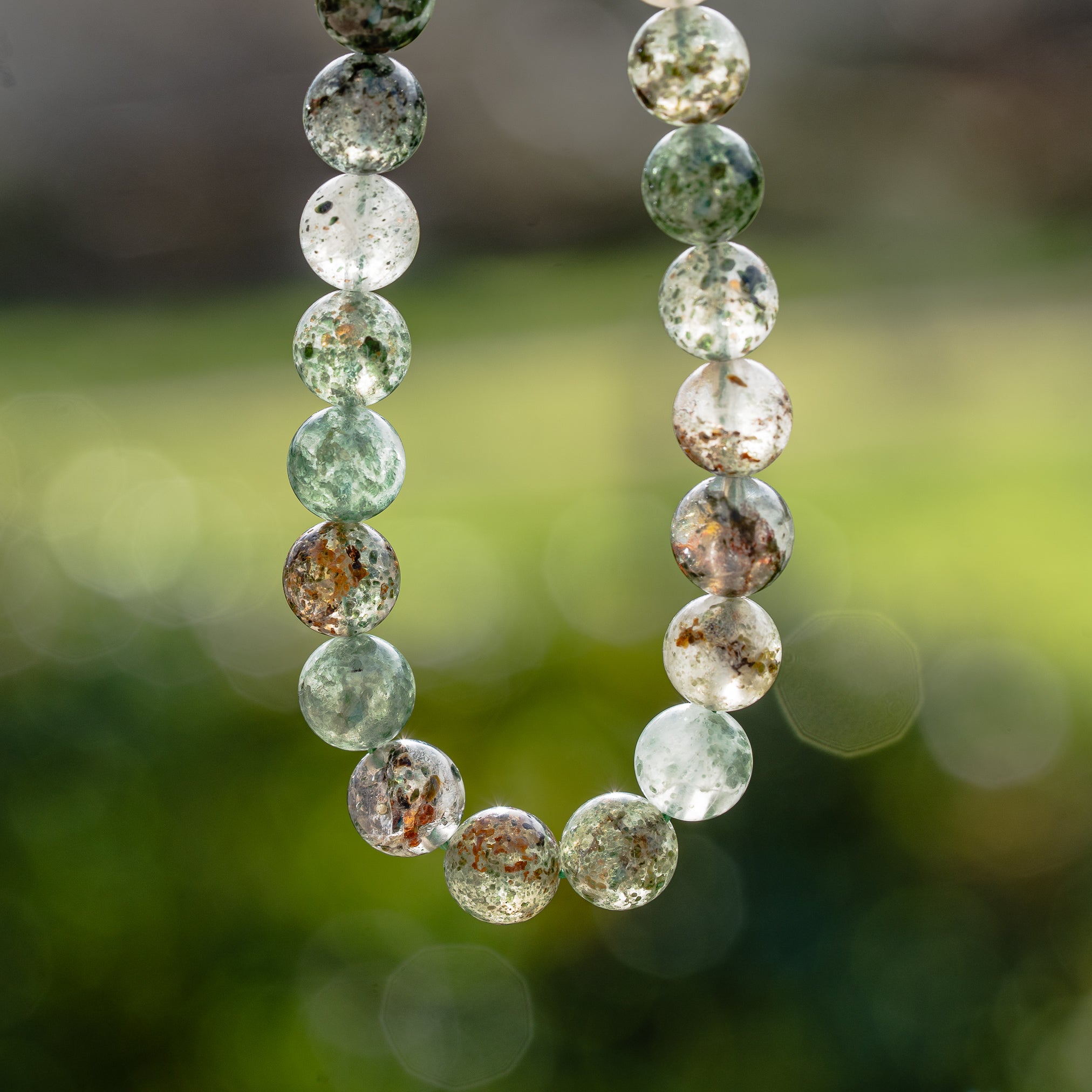 Perles rondes lisses de Quartz à inclusions vert de 8,5 mm ( 1/2 rang de env 23 perles )