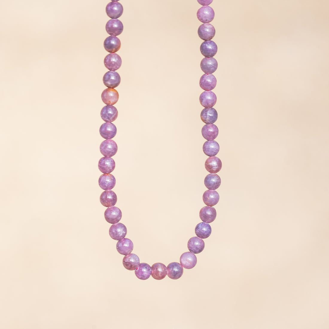 Rang complet de 42 cm et de 74 perles rondes lisses de Rubis de 5,6 mm