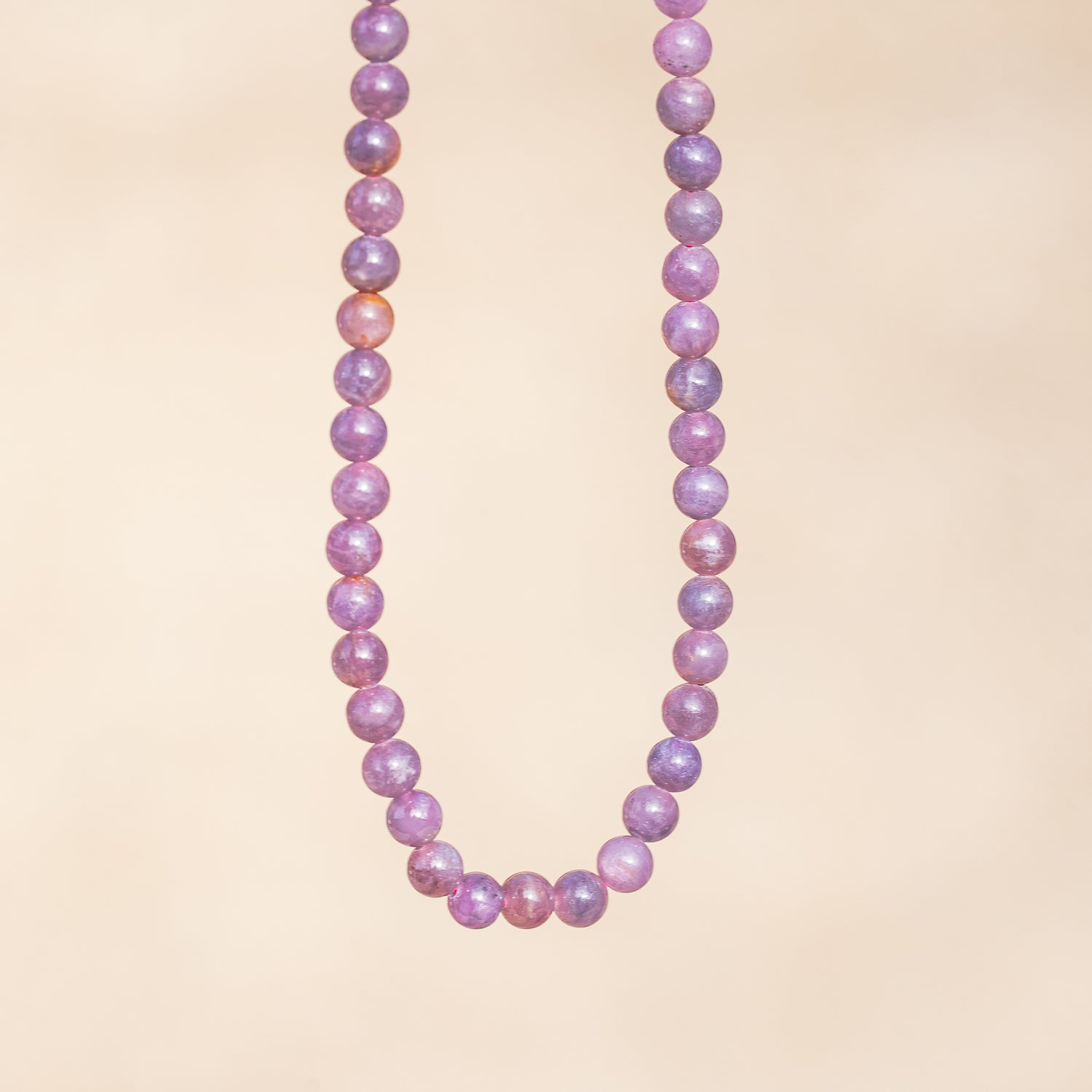 Rang complet de 42 cm et de 74 perles rondes lisses de Rubis de 5,6 mm