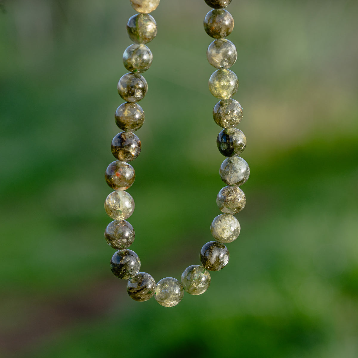 Perles rondes lisses de Lépidolite verte de 8,5 mm ( lot de 6 perles ou 1/2 rang de env 23 perles )