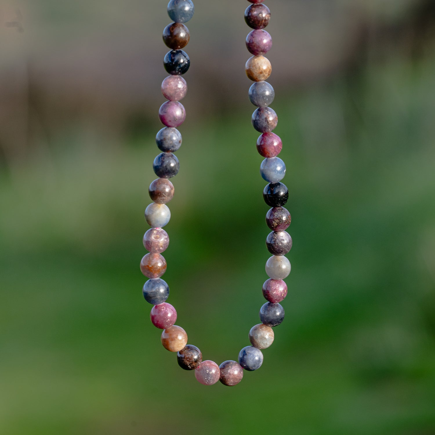 Perles rondes lisses de Corindons (Saphir et Rubis ) de 6 mm ( rang ou 1/2 rang )