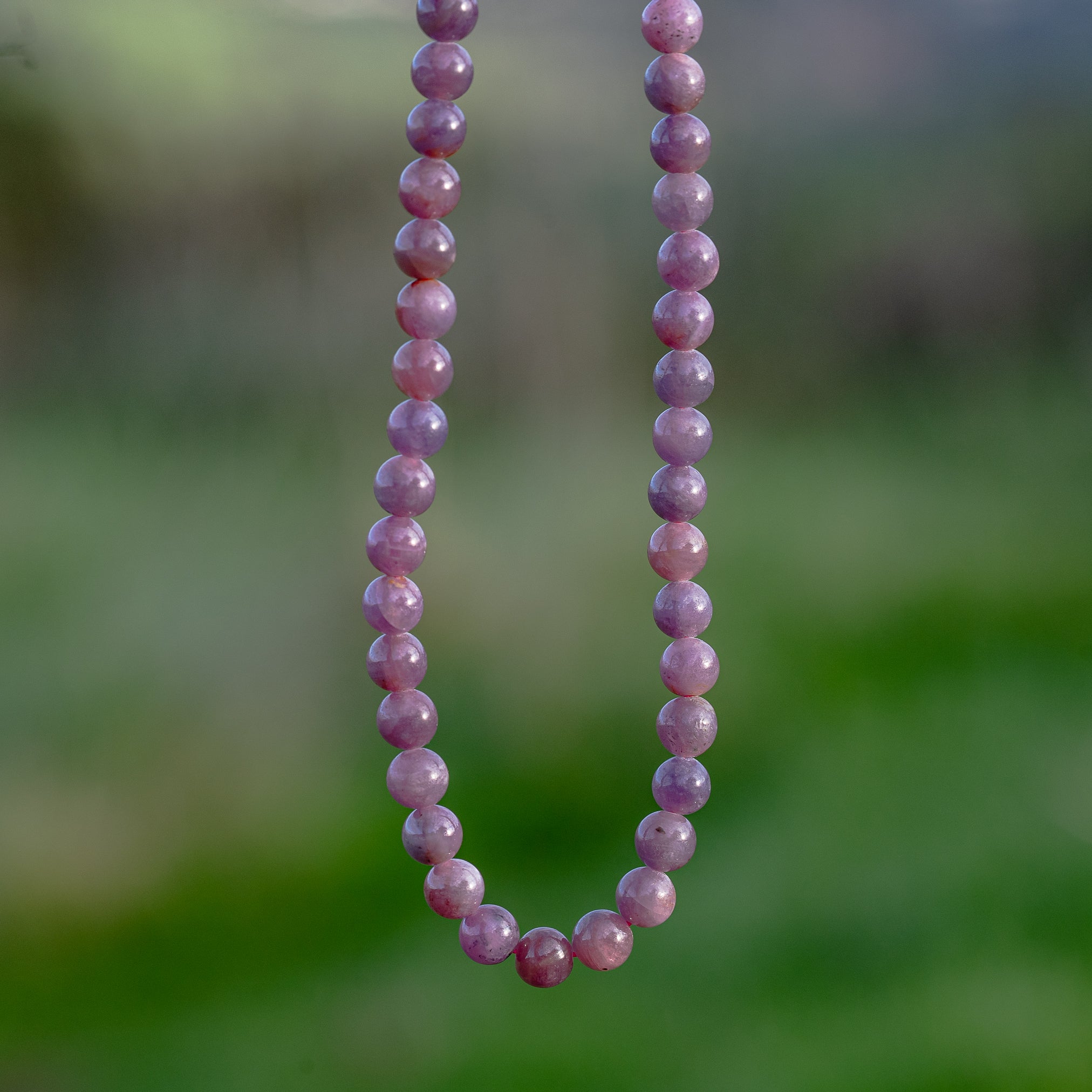 Rang complet de 42 cm et de 74 perles rondes lisses de Rubis de 5,6 mm