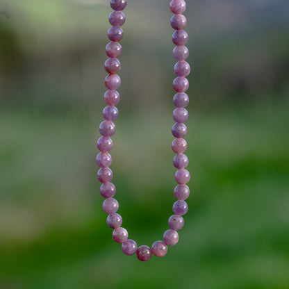 Rang complet de 42 cm et de 74 perles rondes lisses de Rubis de 5,6 mm