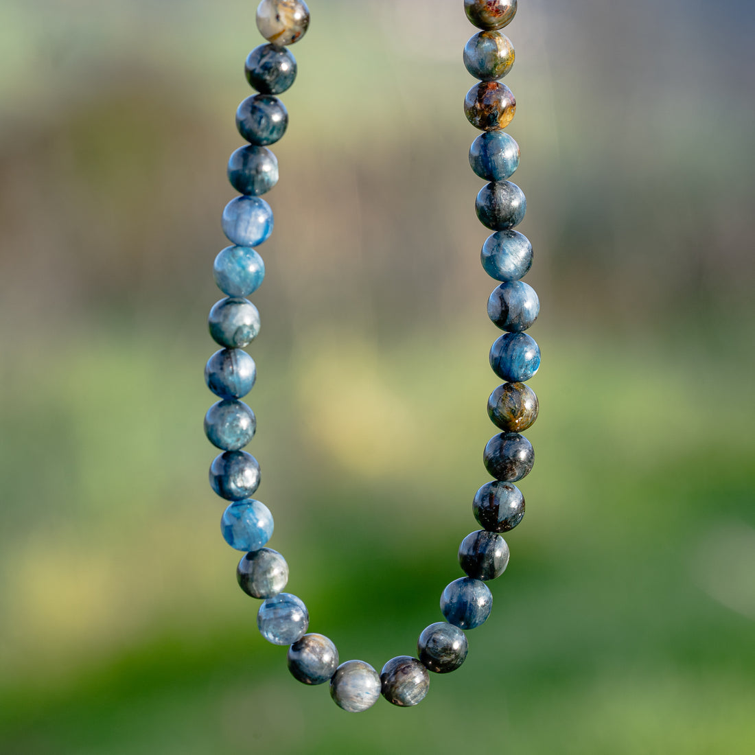 Perles rondes lisses de Cyanite multicolore de 6,5 mm ( 1/2 rang de env 30 perles )