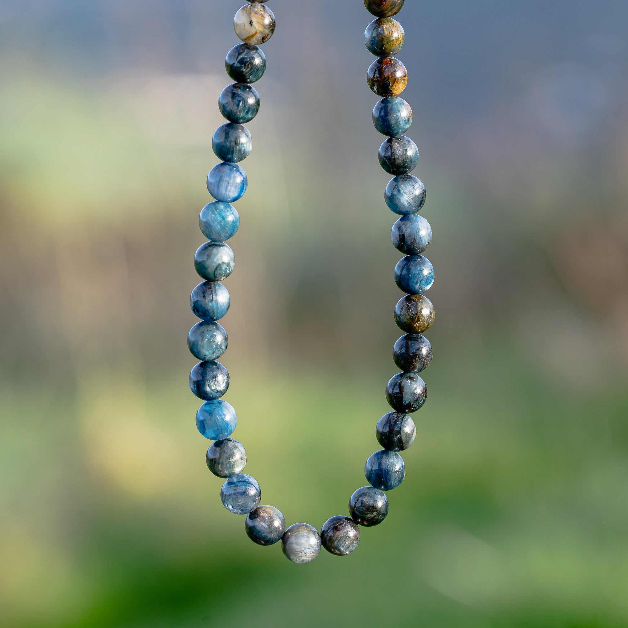 Perles rondes lisses de Cyanite multicolore de 6,5 mm ( 1/2 rang de env 30 perles )