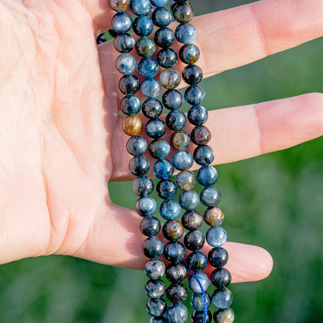 Perles rondes lisses de Cyanite multicolore de 6,5 mm ( 1/2 rang de env 30 perles )