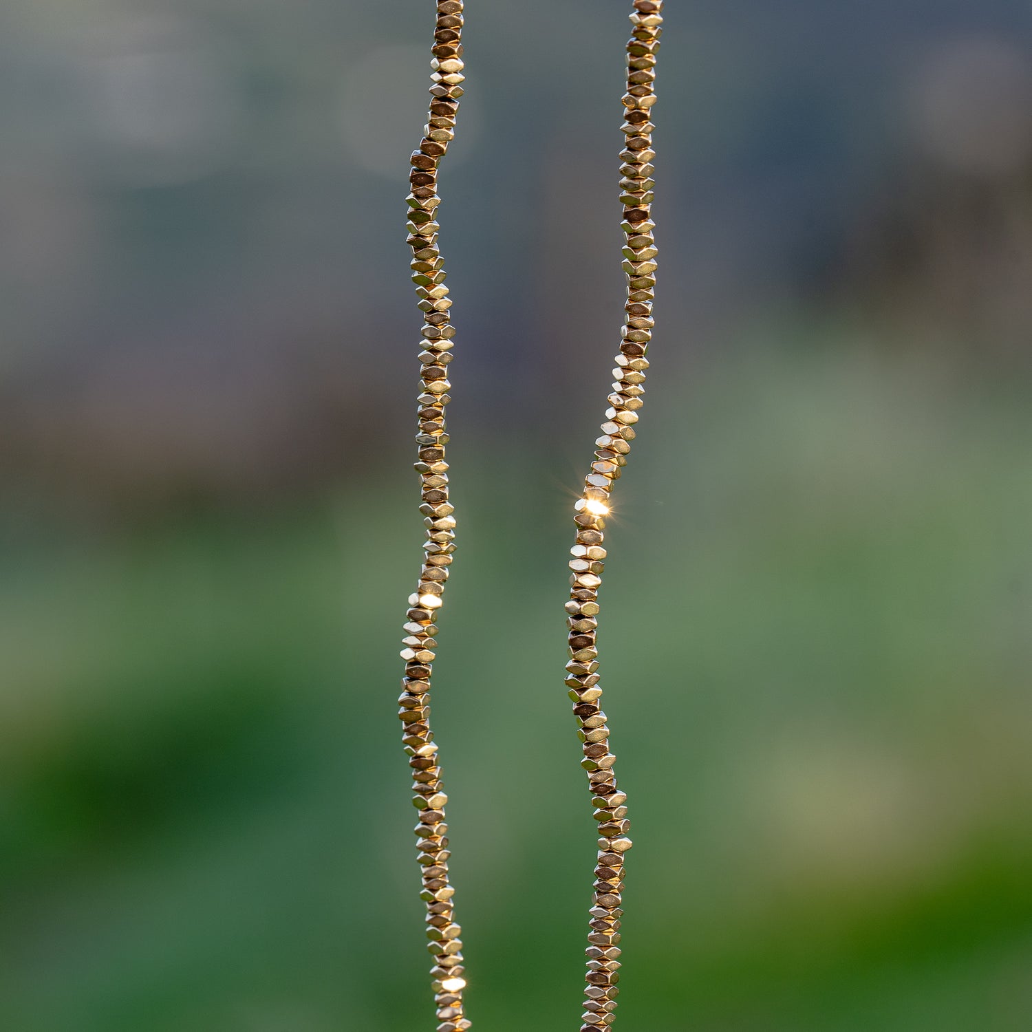 Perles rondelles facettes Hématite synthétique plaqué or 24k de 2 x 1 mm ( rang de env 350 perles )