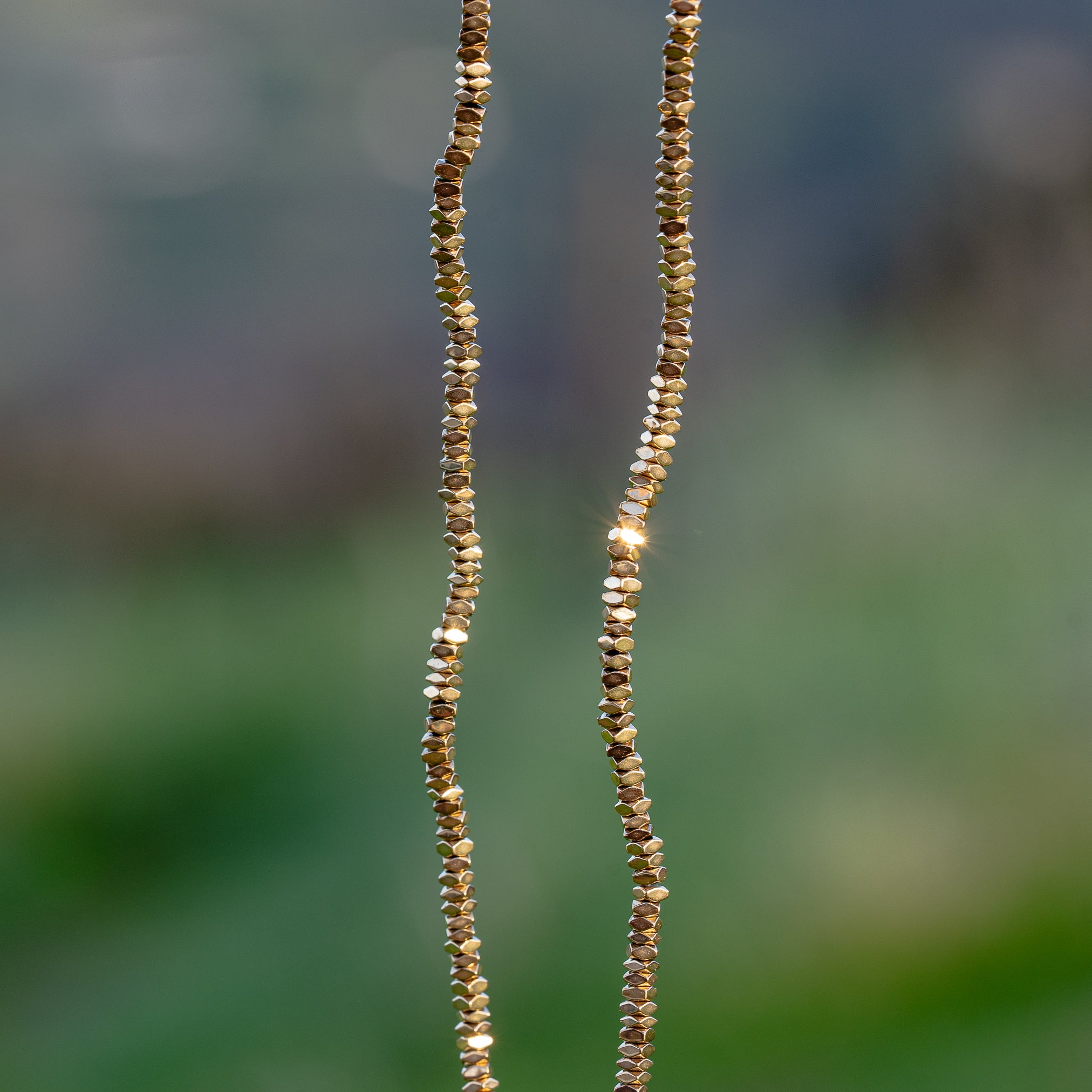 Perles rondelles facettes Hématite synthétique plaqué or 24k de 2 x 1 mm ( rang de env 350 perles )