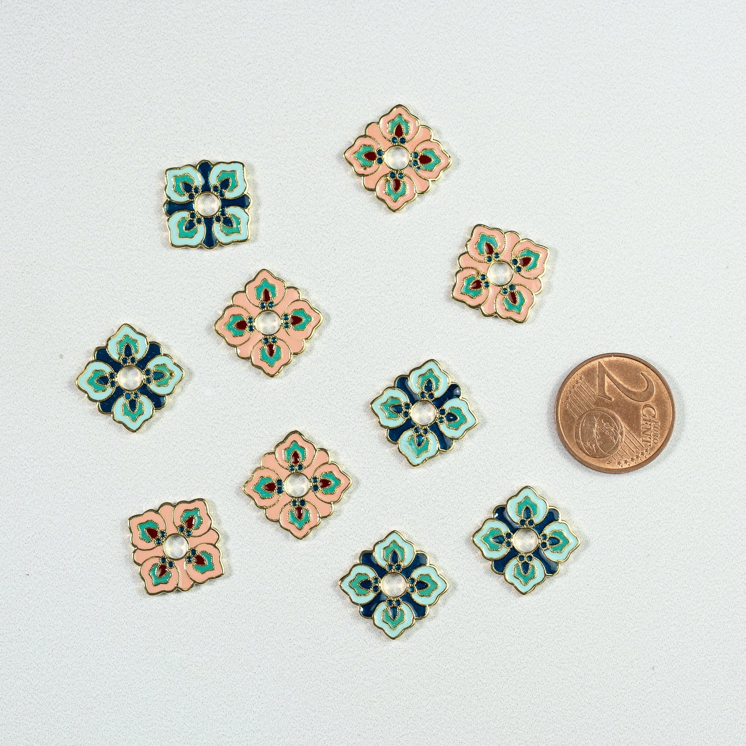 Perles fleurs plates émaillées en laiton plaqué or 18K de 17 mm de 2 couleurs ( à l&