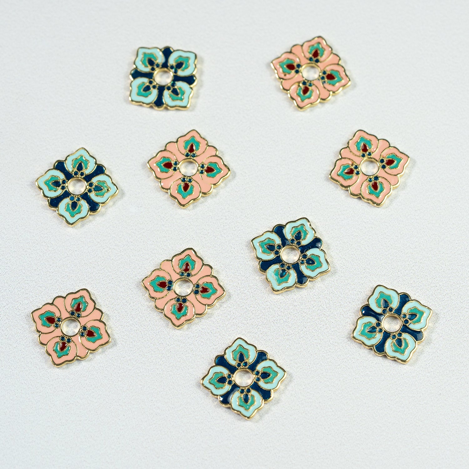 Perles fleurs plates émaillées en laiton plaqué or 18K de 17 mm de 2 couleurs ( à l&
