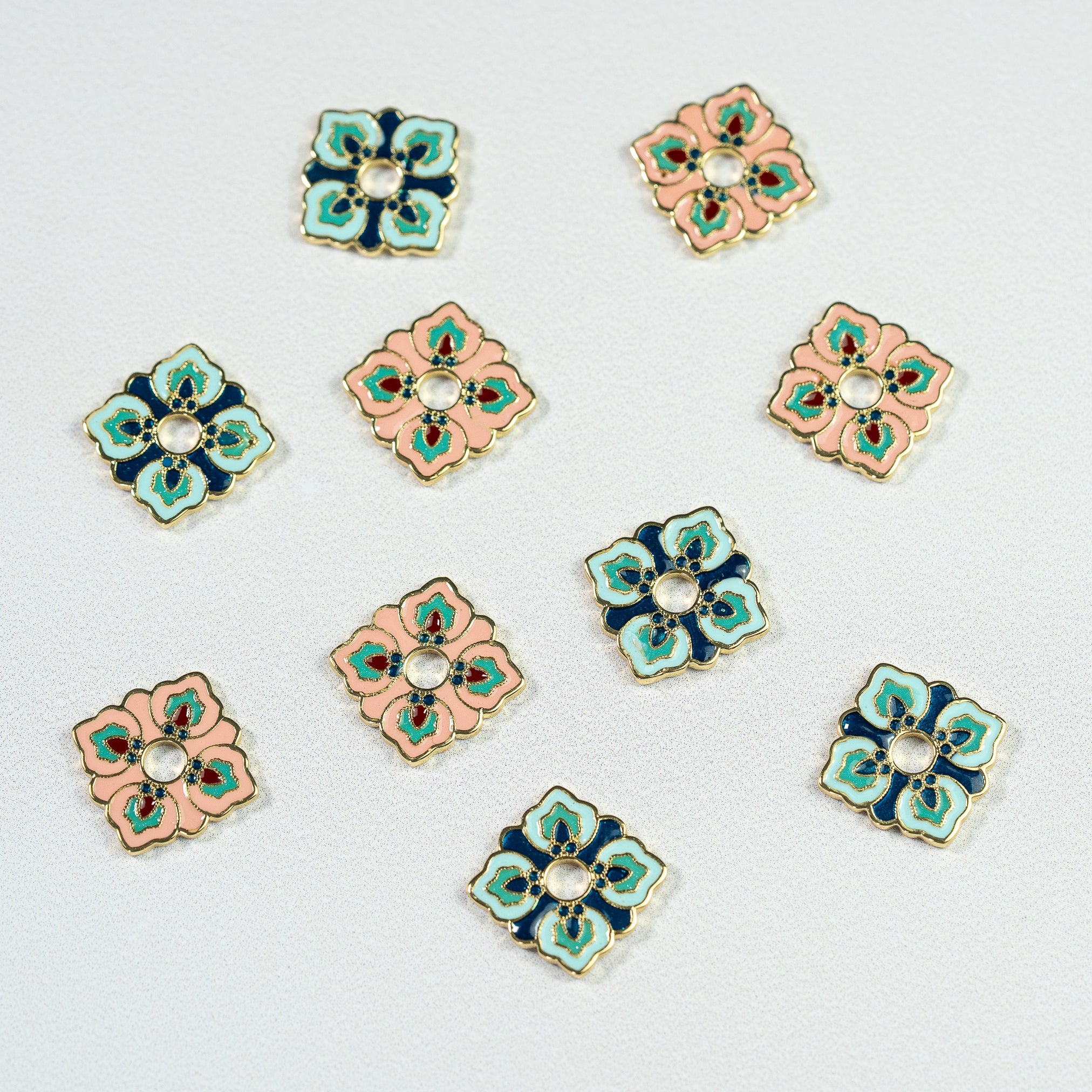 Perles fleurs plates émaillées en laiton plaqué or 18K de 17 mm de 2 couleurs ( à l&