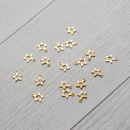 Petites breloques étoile ( évidée ) en acier inoxydable plaqué or 18k de 11 mm ( à l&