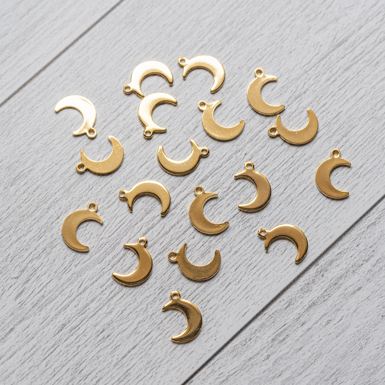 Petites breloques lune en acier inoxydable plaqué or 24k de 15 mm ( par 2 )