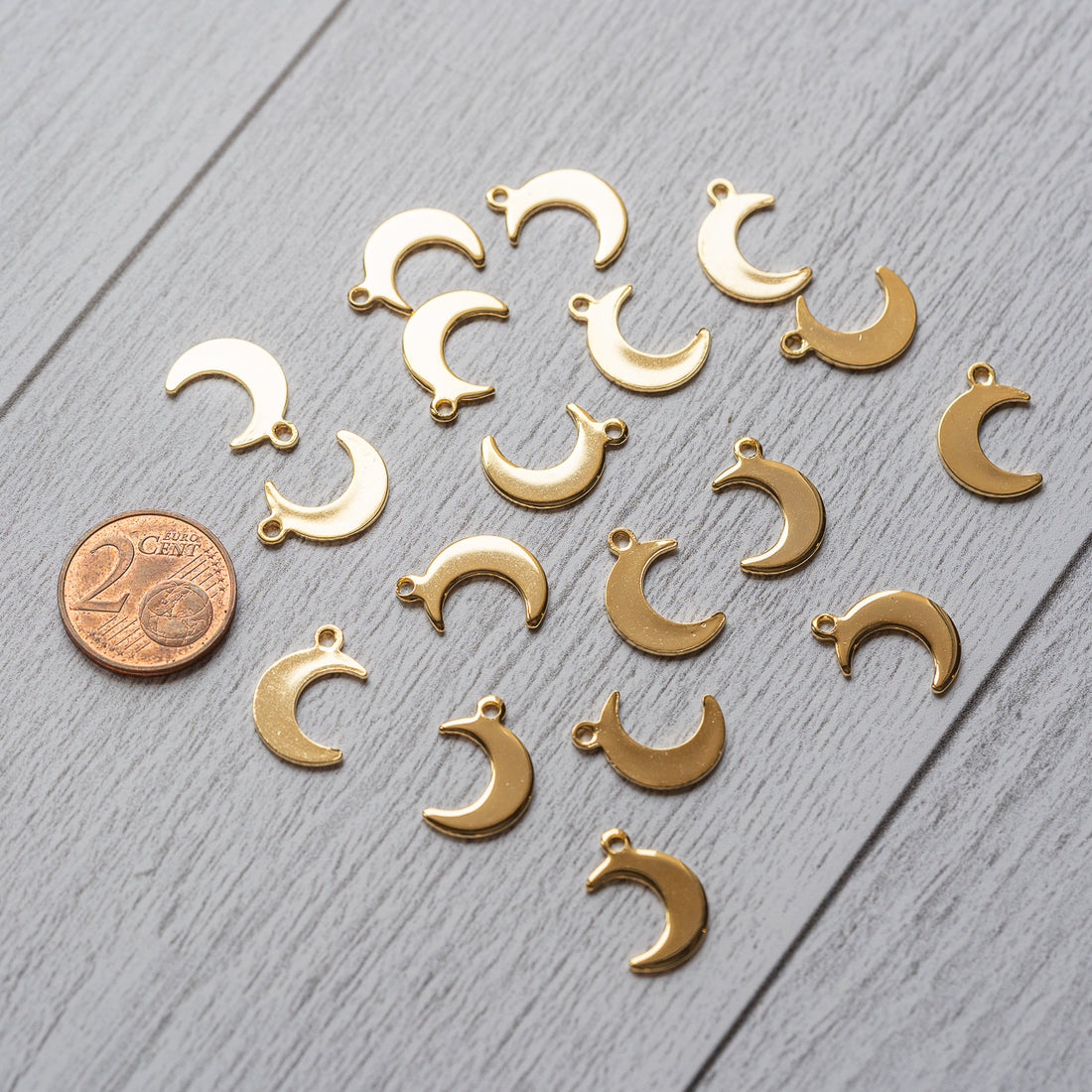 Petites breloques lune en acier inoxydable plaqué or 24k de 15 mm ( par 2 )