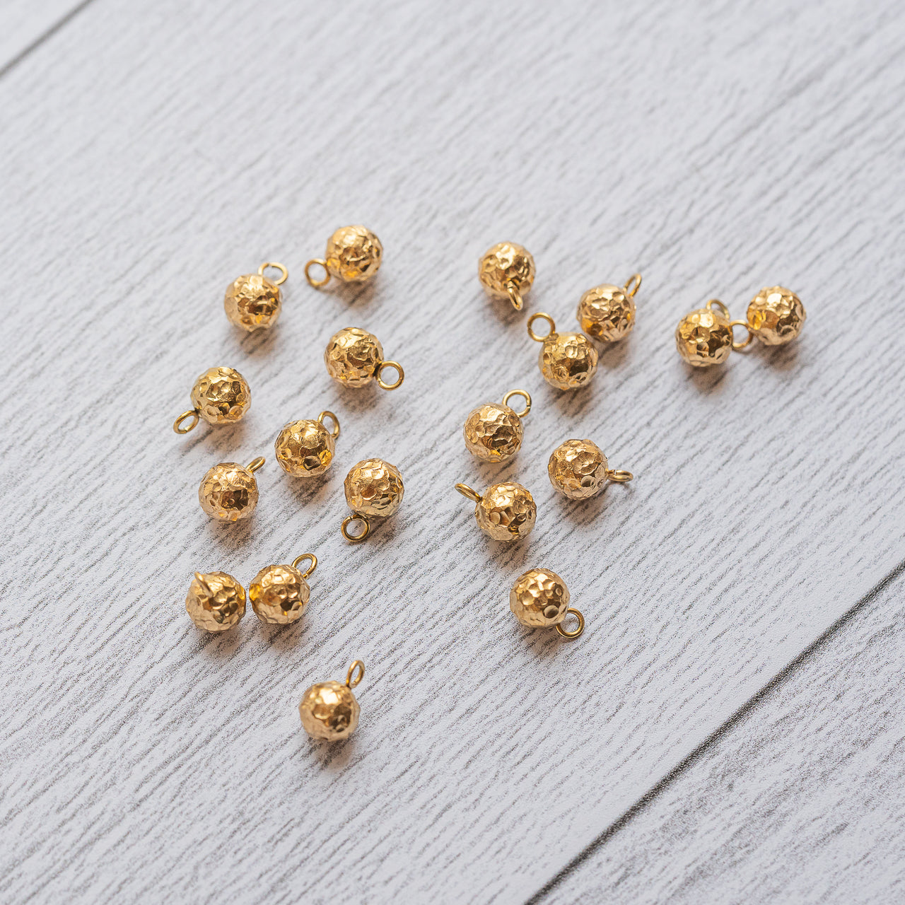 Petites breloques boules &quot; froissées &quot; en acier inoxydable plaqué or 18k de 9 mm ( à l&