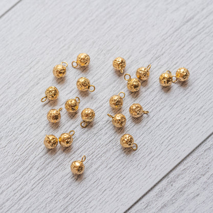 Breloques boules " froissées " en acier inoxydable plaqué or 18k de 9 mm ( à l&