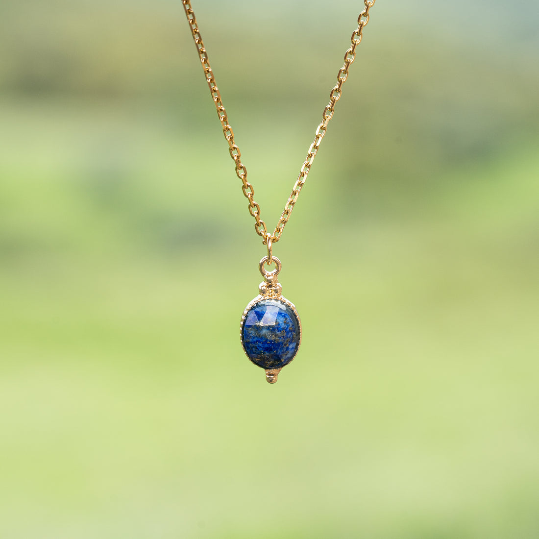 Breloques ovales facettes lapis-lazuli et laiton doré à l&