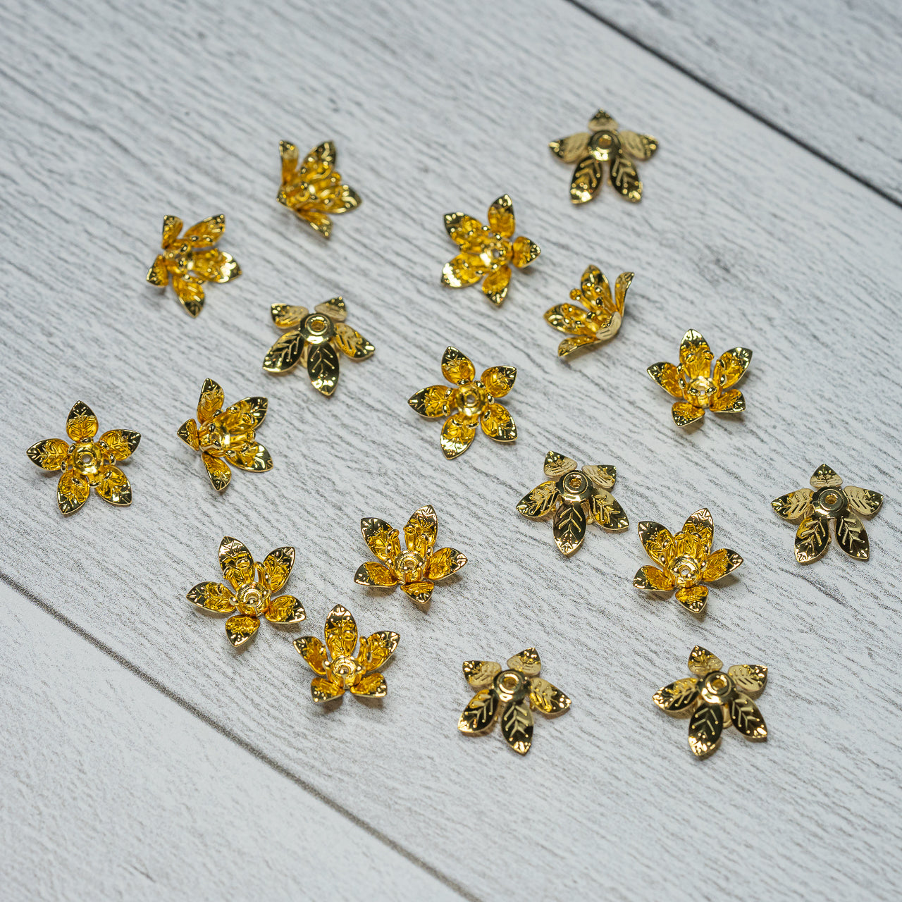 Coupelles fleurs étamines en laiton plaqué or 18k de 14 x 6 mm ( lot de 4 )