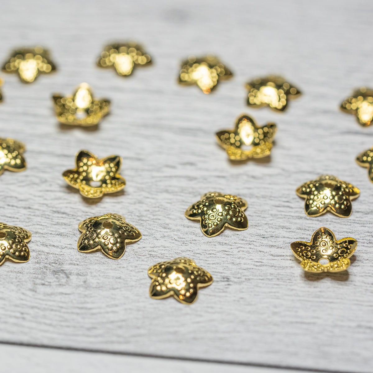 Coupelles fleurs texturées en acier inoxydable plaqué or 18k de 10 mm ( lot de 4 )