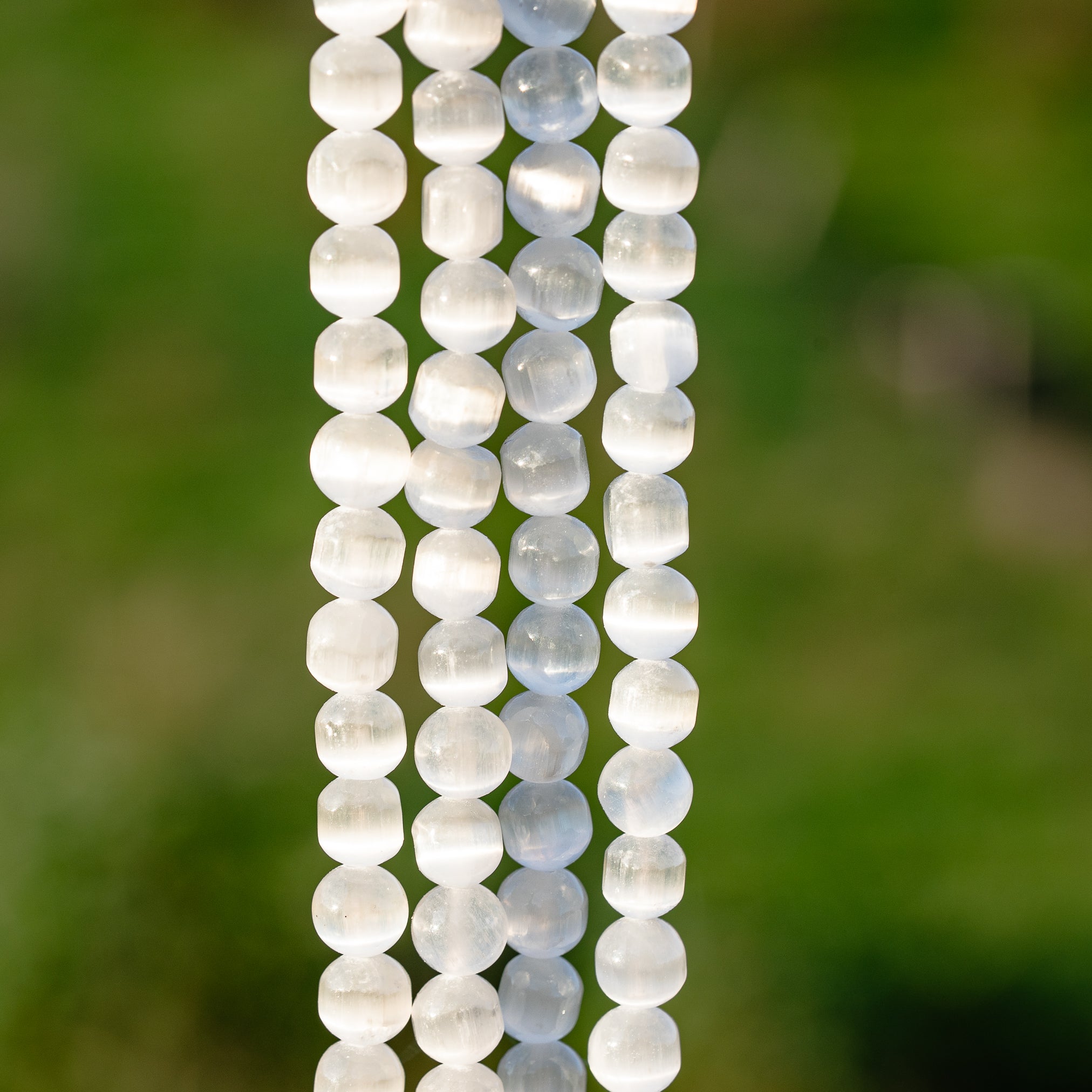 Perles forme " tambour " en Sélénite de env 8 mm ( rang de env 46 perles )