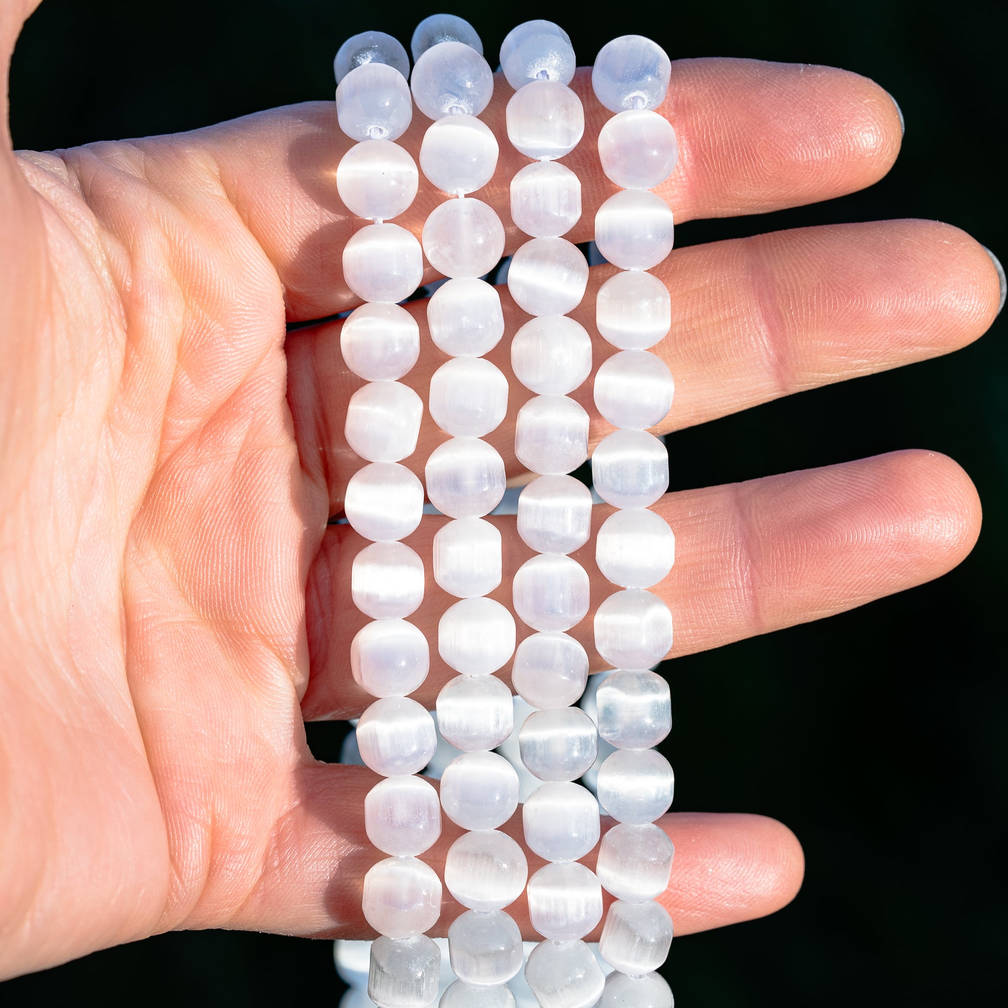Perles forme " tambour " en Sélénite de env 8 mm ( rang de env 46 perles )