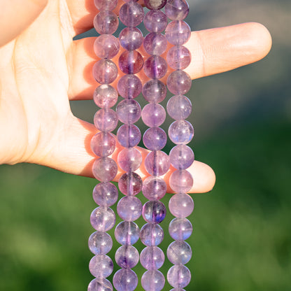 Perles rondes lisses en Améthyste violet clair de 8,5 mm ( rang de env 46 perles )