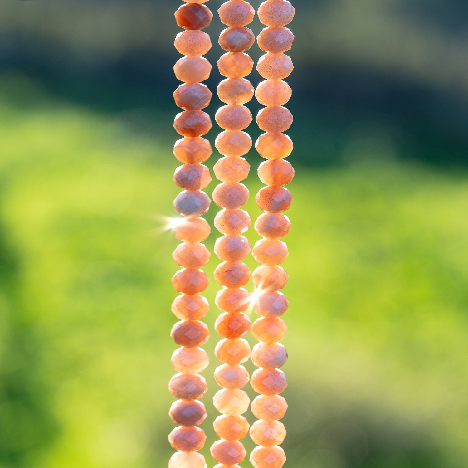 Perles rondelles facettes de Pierre de lune rose solaire de env 8 x 5,5  mm ( 1/2 rang de env 33/34 perles )