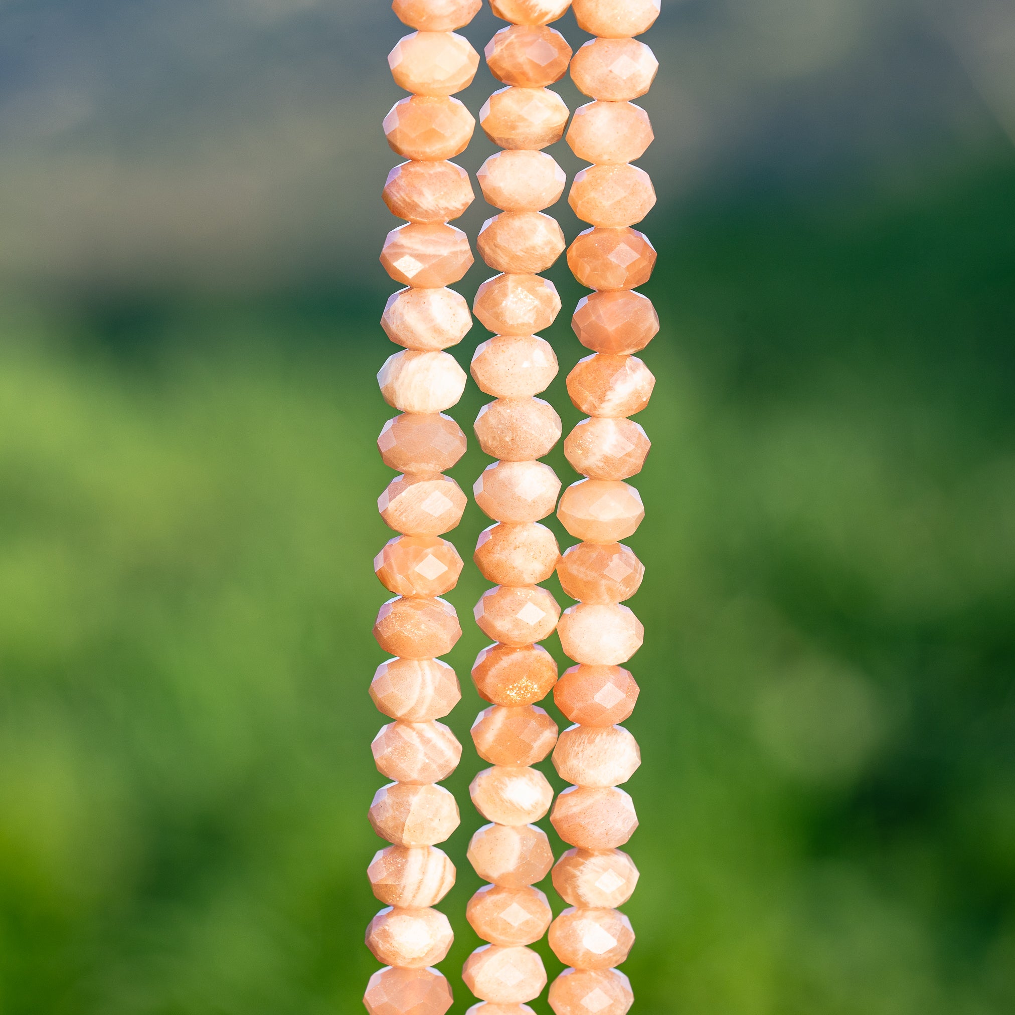 Perles rondelles facettes de Pierre de lune rose solaire de env 8 x 5,5  mm ( 1/2 rang de env 33/34 perles )