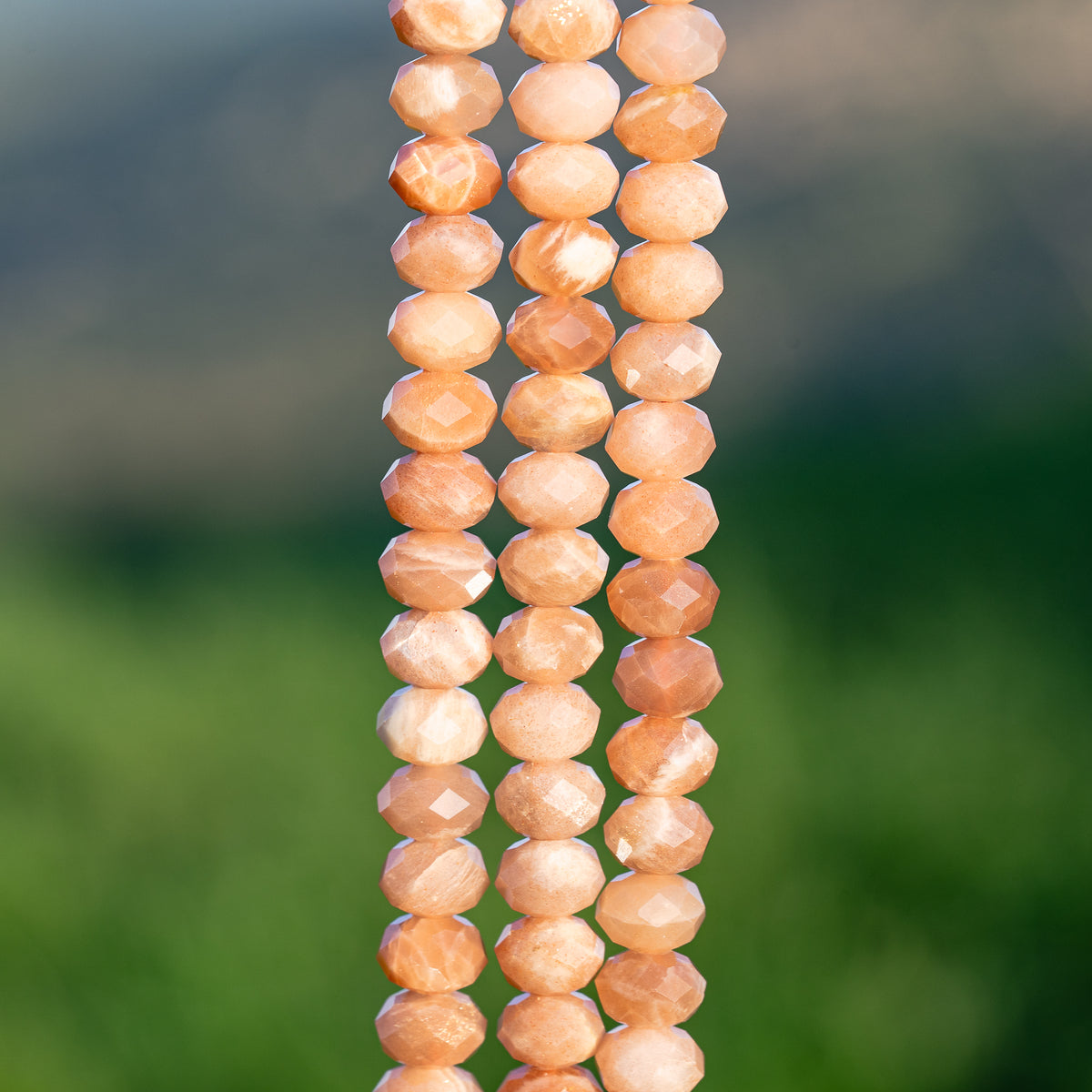 Perles rondelles facettes de Pierre de lune rose solaire de env 8 x 5,5  mm ( 1/2 rang de env 33/34 perles )